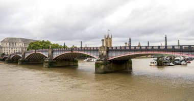 Thames nehrinin güney kıyısından Lambeth Köprüsü manzarası, Londra, İngiltere