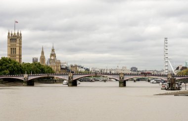 Thames nehri arka planda Londra 'nın ana gösterimlerine sahip: Big Ben, Londra Gözü ve Parlamento Binaları