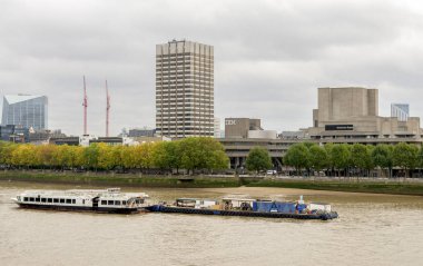 Londra 'da kötü bir sonbahar gününde Thames Nehri ve Ulusal Tiyatro binası manzarası