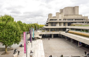 Thames Nehri 'nin güney kıyısındaki Ulusal Tiyatro' nun girişinin önünde bir meydan, Londra, İngiltere