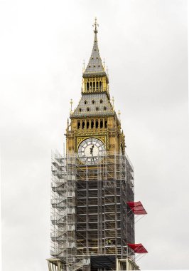Big Ben kulesi restorasyon için iskeleyle kaplı, Londra, İngiltere