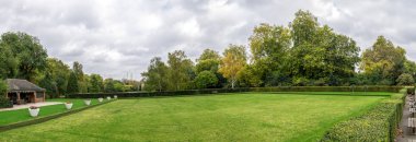 Çimenli bowling sahasının panoraması ve Battersea Park 'ın kalbinde pavilyon, Londra, İngiltere, Ekim 2017