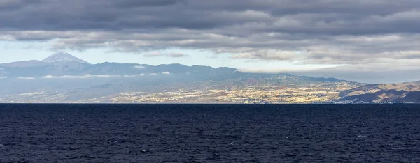 Distant panoramic view of Santa Cruz de Tenerife city with Mount Teide summit in the background, Canary Islands, Spain — Stock Photo, Image