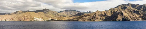 Teneriffa Küstenpanorama mit San Andrés Dorf, Playa de las Teresitas Strand und Straße entlang Anaga-Gebirge, Kanarische Inseln, Spanien — Stockfoto