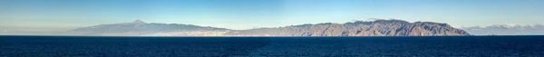 Panorama över Teneriffas kust med Anaga bergen, Santa Cruz de Tenerife stad och Mount Teide topp, Kanarieöarna, Spanien — Stockfoto