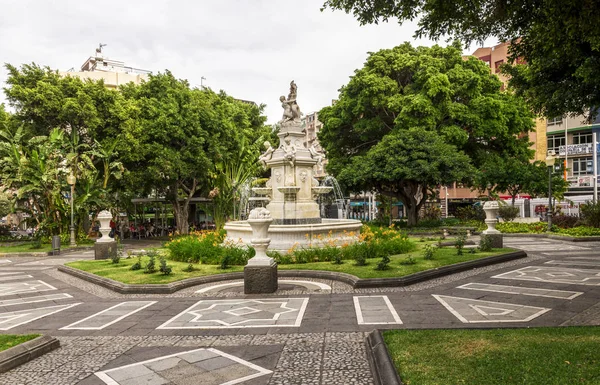 Plaza Weyler con una fuente pintoresca en el centro, Santa Cruz de Tenerife, Islas Canarias, España — Foto de Stock