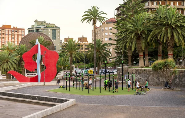 As pessoas estão se exercitando no ginásio ao ar livre em La Granja Park, Santa Cruz de Tenerife, Ilhas Canárias, Espanha — Fotografia de Stock