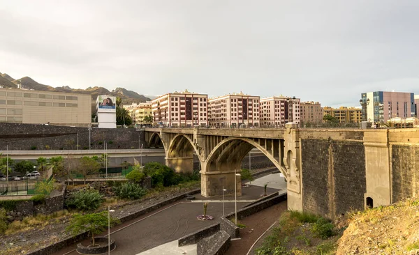 Un puente de piedra arqueado sobre Barranco de Santos que divide el centro de Santa Cruz de Tenerife, Islas Canarias, España —  Fotos de Stock