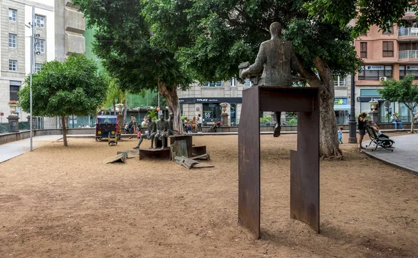 Un grupo escultórico "Coraje" instalado en la Plaza del Príncipe de Asturias, Santa Cruz de Tenerife, Islas Canarias, España — Foto de Stock