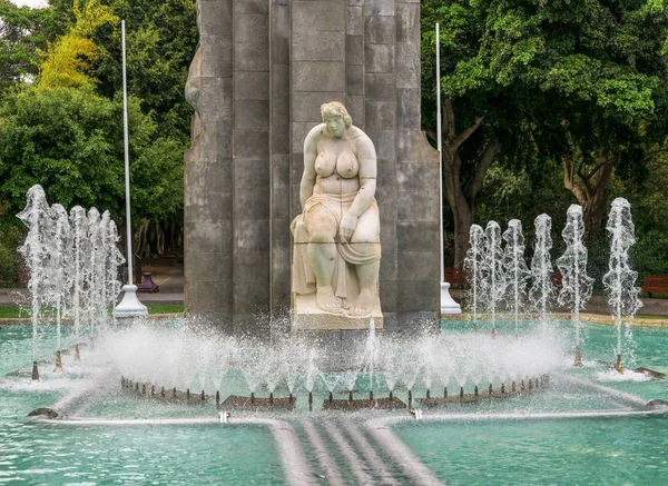 Una escultura de mujer desnuda en medio de los chorros de agua de la fuente en el parque García Sanabria, Santa Cruz de Tenerife, Islas Canarias, España —  Fotos de Stock