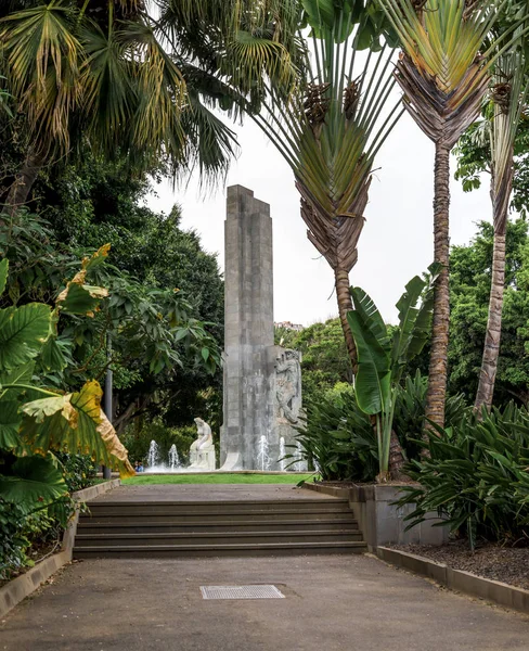 A kilátás Garcia Sanabria emlékmű egyik sikátorból vezet a park központjában, Santa Cruz de Tenerife, Kanári-szigetek, Spanyolország — Stock Fotó