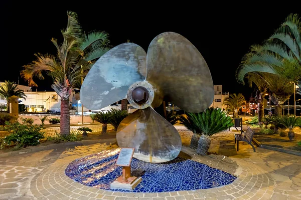 A scenic large propeller from a ship installed on a street near the port at Santa Cruz de Tenerife, Canary Islands, Spain — Stock Photo, Image