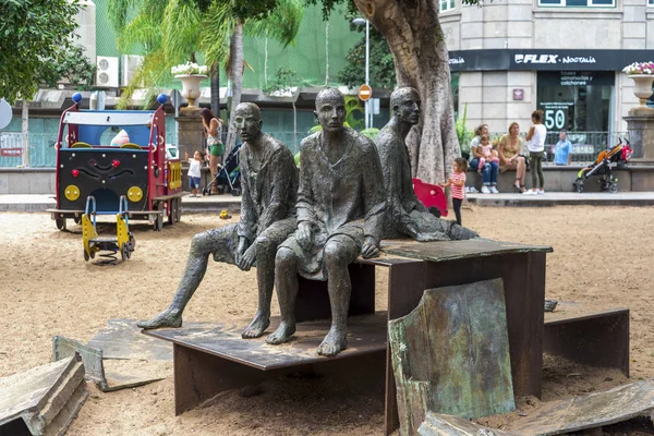 Esculturas de los tres humanos instalados en la plaza del Príncipe en el centro de Santa Cruz de Tenerife, Islas Canarias, España — Foto de Stock