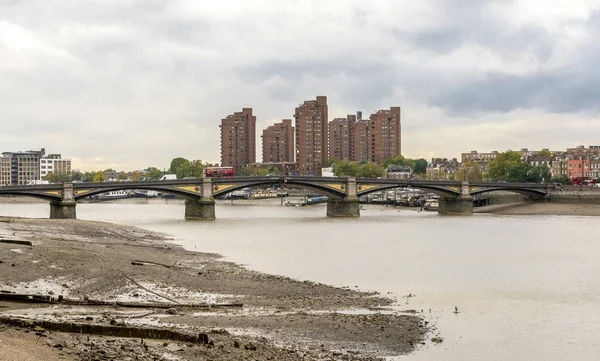 Puente Battersea sobre el río Támesis y playa sucia cerca de la central eléctrica de Battersea, Londres, Inglaterra —  Fotos de Stock