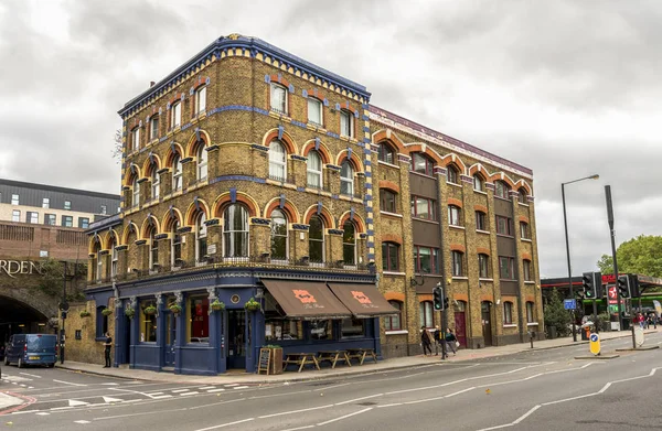 Scenic victorian pub in Lambeth on southbank of river Thames, London, England — Stock Photo, Image