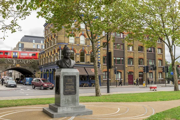 Indian philosopher Basaveshwara statue on the southbank of river Thames in Lambeth, London, England — Stock Photo, Image