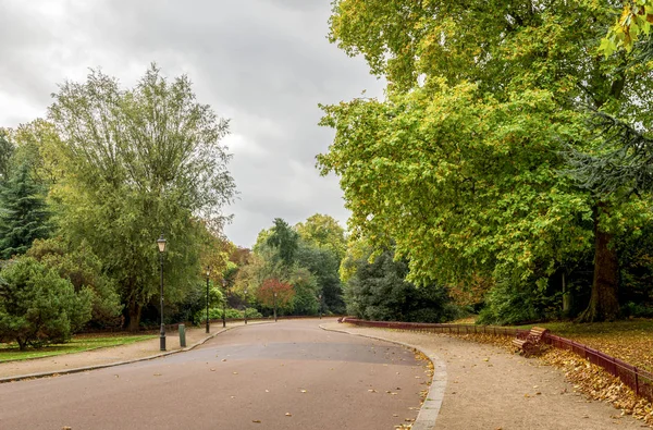 Scenic alley with light posts and benches in Battersea Park in autumn season, Londres, Reino Unido — Foto de Stock