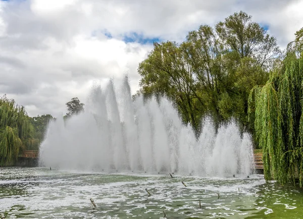 Jets of the central fountain in Battersea park, Londra, Regno Unito — Foto Stock