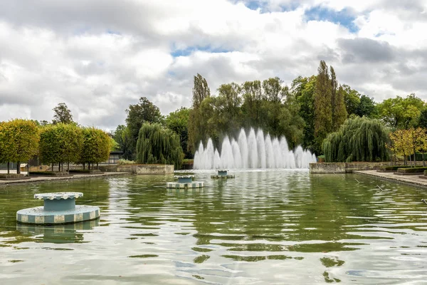 Una piscina di fronte a una fontana principale getti in una parte centrale di Battersea Park, Londra, Regno Unito — Foto Stock