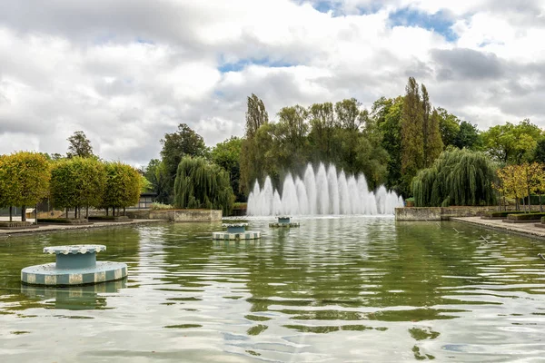 En pool framför en huvudfontän jetplan i en central del av Battersea Park, London, Storbritannien — Stockfoto