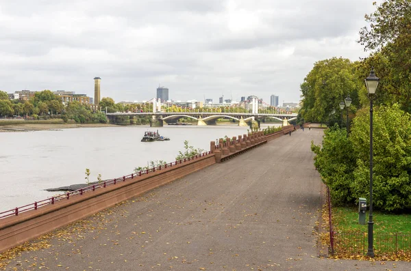 Una vista a la explanada en el lado sur del río Támesis en Battersea park desde London Peace Pagoda, Reino Unido —  Fotos de Stock