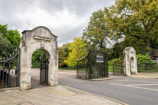 Entrance to Battersea Park from Rosery Gate, London, United Kingdom — Stock Photo, Image
