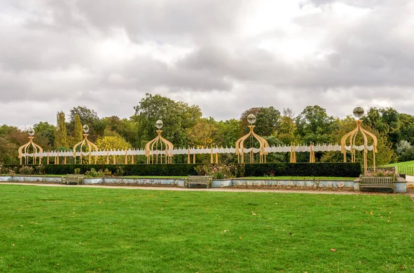 大不列颠及北爱尔兰联合王国伦敦巴特西公园茶台亭附近的长椅 — 图库照片