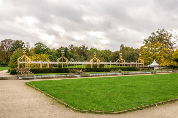 Scenic area with benches and art composition and Tea Terrace Kiosk at Battersea Park, London, England — стокове фото
