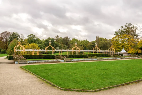 Szcenírozott terület padokkal és műalkotásokkal, valamint teaterasz Kiosk a Battersea Parkban, London, Anglia — Stock Fotó