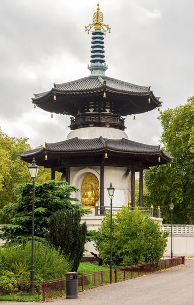 Spirituelle und landschaftliche londoner Friedenspagode im zertrümmerten Seepark an der Südseite der Themse, London, vereinigtes Königreich — Stockfoto