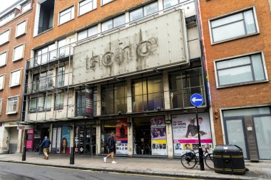 Londra 'nın merkezinde Soho Tiyatrosu binası ve girişi.