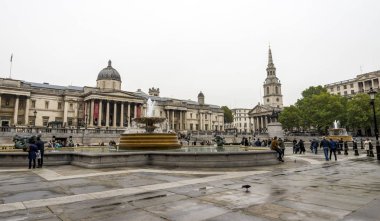 Trafalgar Meydanı 'nın ortasında bir çeşme Ulusal Galeri Müzesi, Londra, İngiltere