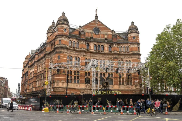 Palace Theatre röd tegelbyggnad i West End teaterdistrikt, London, Storbritannien — Stockfoto