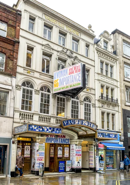 Entrance to Vaudeville Theatre on the Strand in West End district, London, United Kingdom — Stock Photo, Image