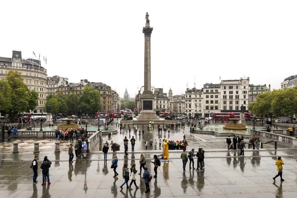 Trafalgar Square y los turistas después de la lluvia en la temporada de otoño, Londres, Reino Unido — Foto de Stock