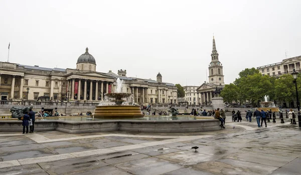 Fontanna w centrum Trafalgar Square w pobliżu National Gallery Museum, Londyn, Wielka Brytania — Zdjęcie stockowe