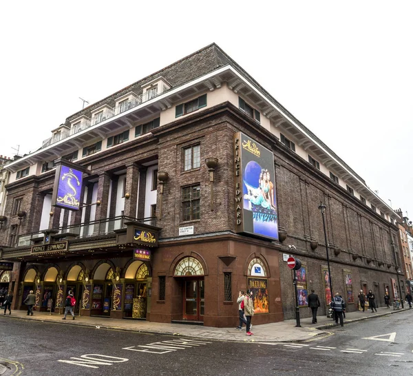 Prins Edward Theatre i hörnet av Old Compton Road och Grekiska gatan, London, Storbritannien — Stockfoto