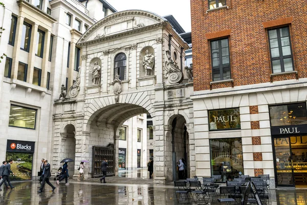 Historic Temple Bar arched entrance on Paternoster square, London, United Kingdom — Stock Photo, Image
