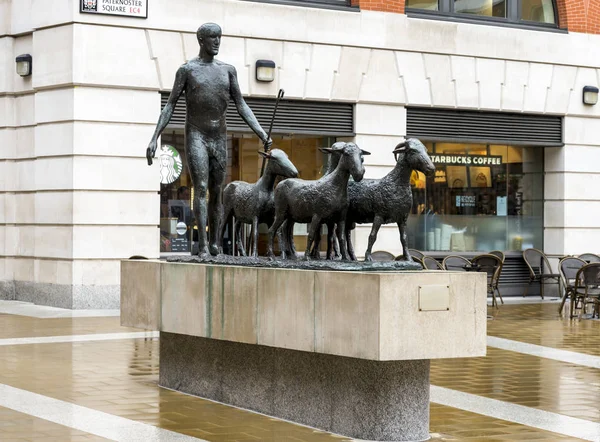 Paternoster skulptur på ett torg efter regn bredvid café, London, Storbritannien — Stockfoto