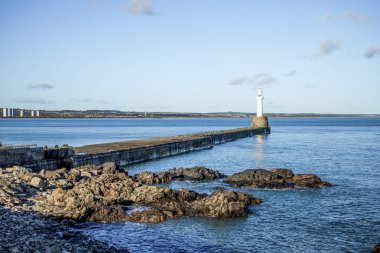 Güney dalgalı deniz fenerinde, İskoçya 'nın Aberdeen liman ve limanının girişinin yanındaki Rocky sahili.