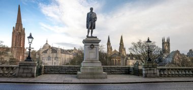Union Terrace 'dan Aberdeen şehir merkezinin panoramik manzarası ve Robert Burns heykeli, İskoçya