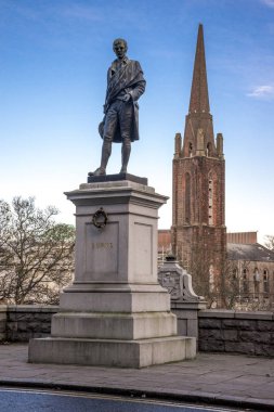 Robert Burns heykeli Union Terrace Gardens yakınlarında ve arka planda Gotik stil kulesi, Aberdeen, İskoçya