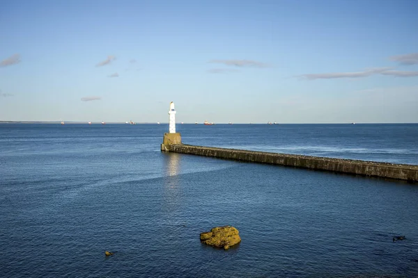 Vue sur le phare de South Breakwater et le paysage de la mer du Nord à Aberdeen, Écosse — Photo