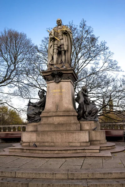 스코틀랜드 애버딘 시 중심부에 있는 유니온 테라스에 있는 에드워드 7 세 왕의 동상 — 스톡 사진