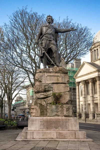 Pomnik Williama Wallace 'a przed teatrem Jego Królewskiej Mości w centrum Aberdeen, Szkocja Zdjęcia Stockowe bez tantiem