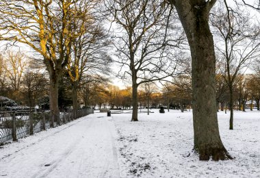 Victoria Park 'ta sabahın erken saatlerinde İskoçya, Aberdeen' de karla kaplı bir ara sokak.