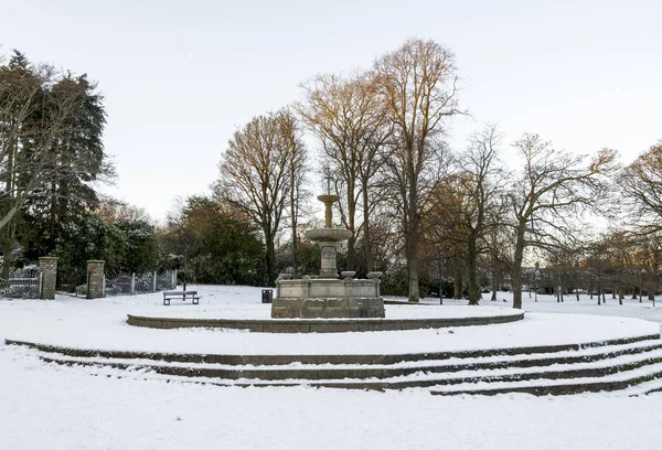 An old granite fountain in the center of Victoria park, Aberdeen, Scotland — Stock Photo, Image