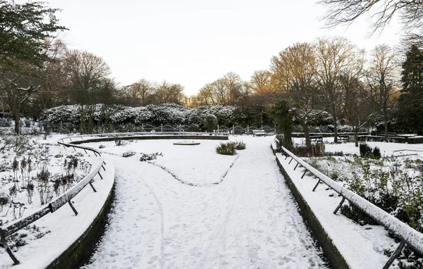 苏格兰阿伯丁维多利亚公园的一个被雪覆盖的小花园 — 图库照片