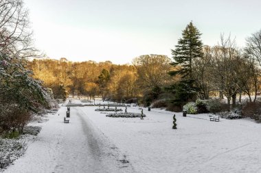 Seaton Parkı 'nın merkez sokağı güneşli bir günde karla kaplı, Aberdeen, İskoçya