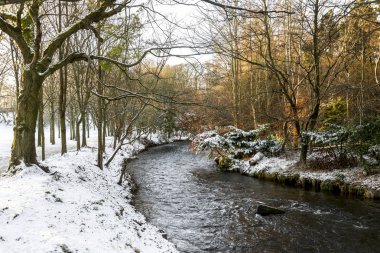Don Nehri 'nin renkli manzarası Seaton Park, Aberdeen, İskoçya' dan geçiyor.